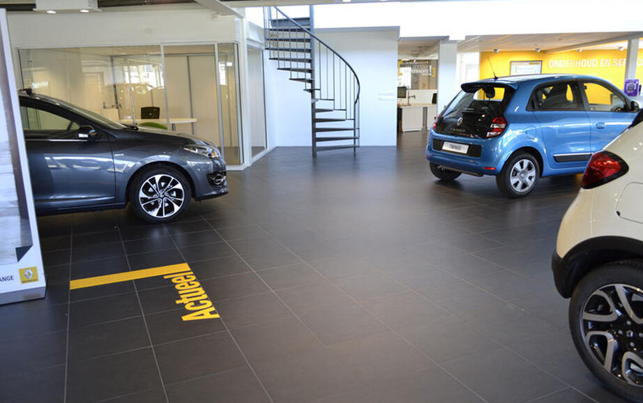 Showroomvloer bij Renault-dealer